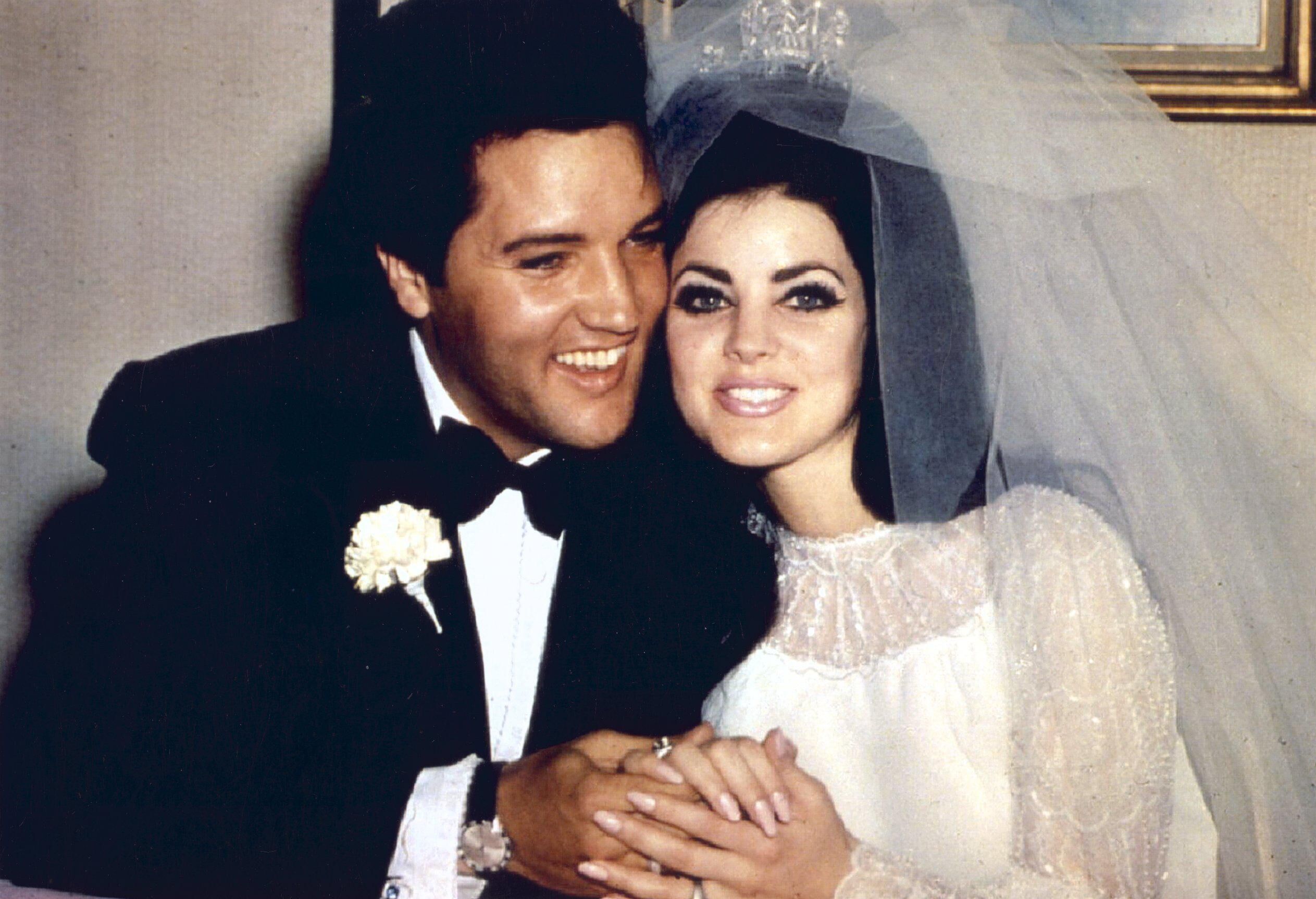 Trang phục của huyền thoại Elvis Presley được bán đấu giá triệu USD-4