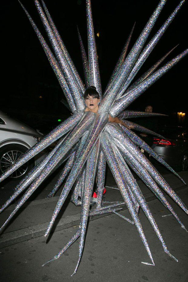 Những bộ trang phục “không đụng hàng” làm nên thương hiệu Lady Gaga-3