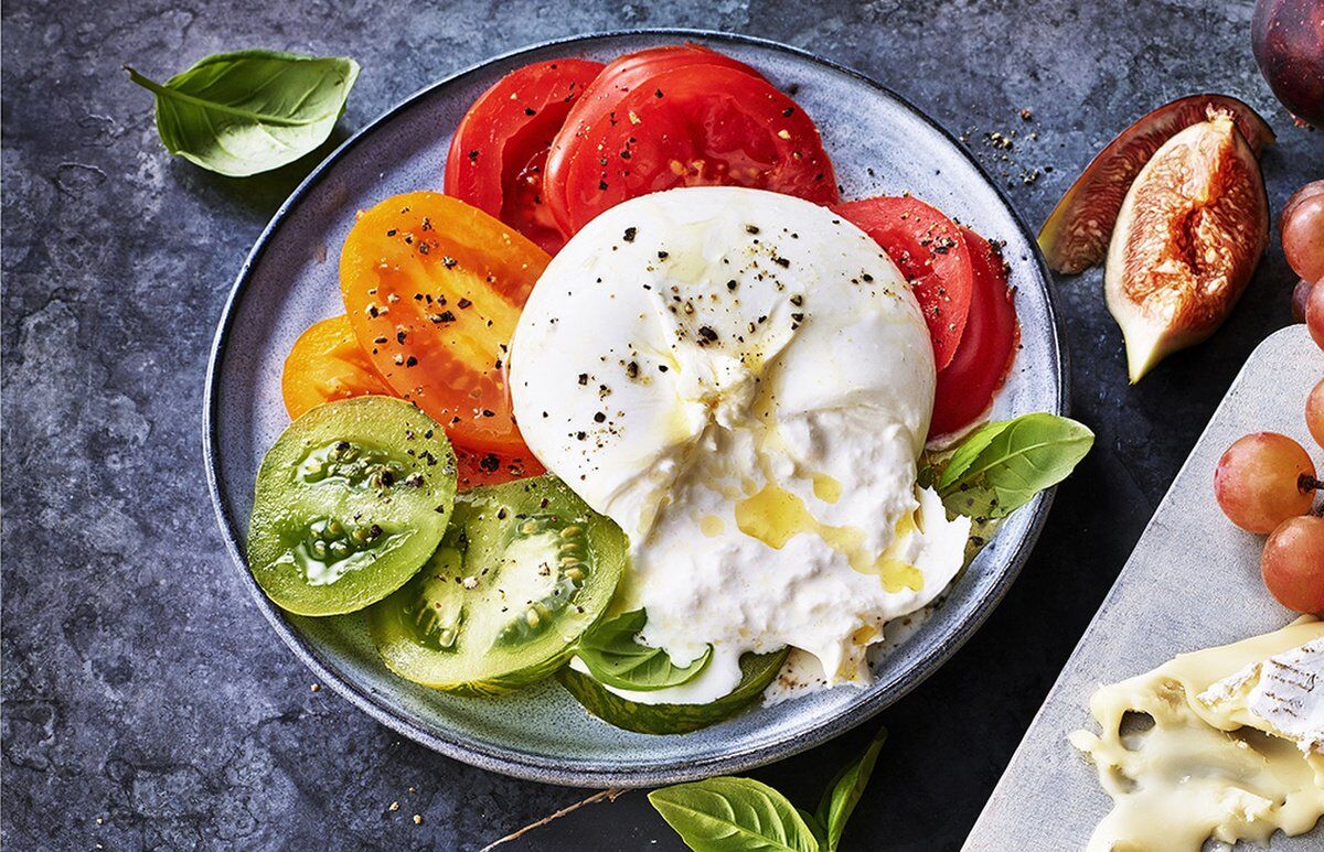 Burrata, món phô mai tươi sinh sau đẻ muộn chinh phục thực khách sành ăn - 2Đẹp
