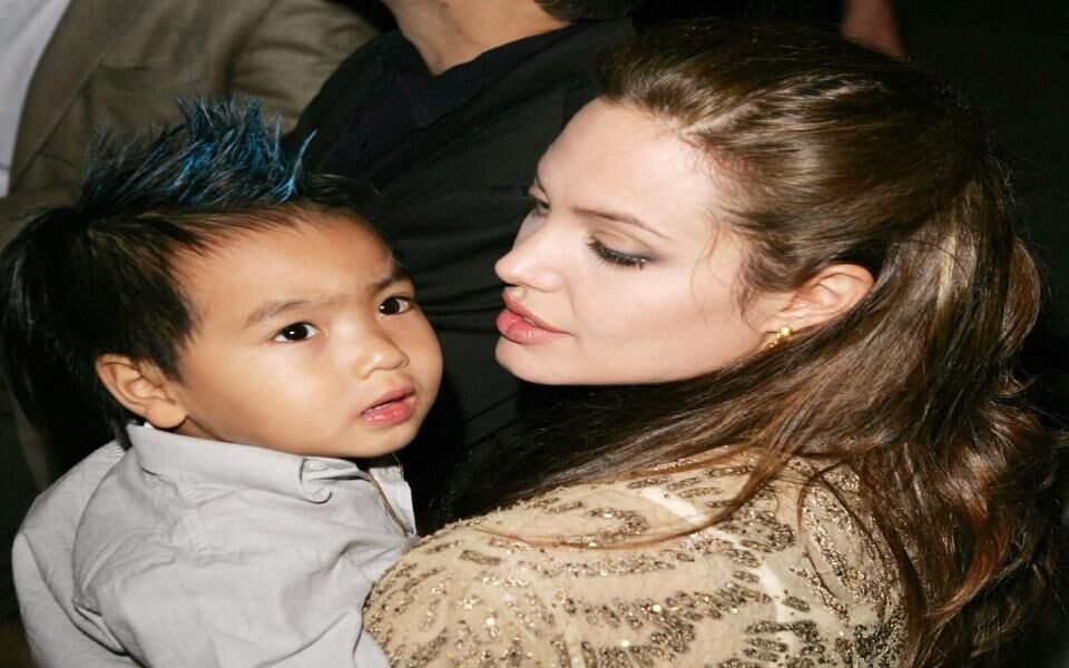 Cuộc đời Angela Jolie
