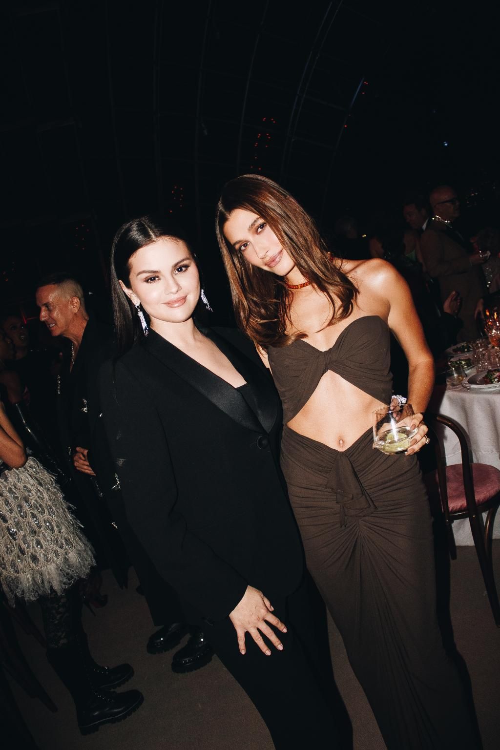 Hailey Bieber và Selena Gomez