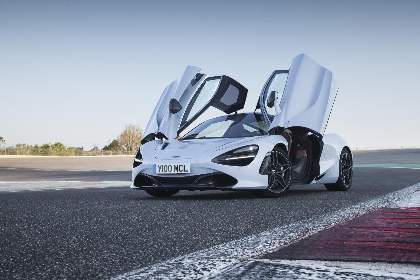 7772-mclaren720s-glacierwhite.jpg