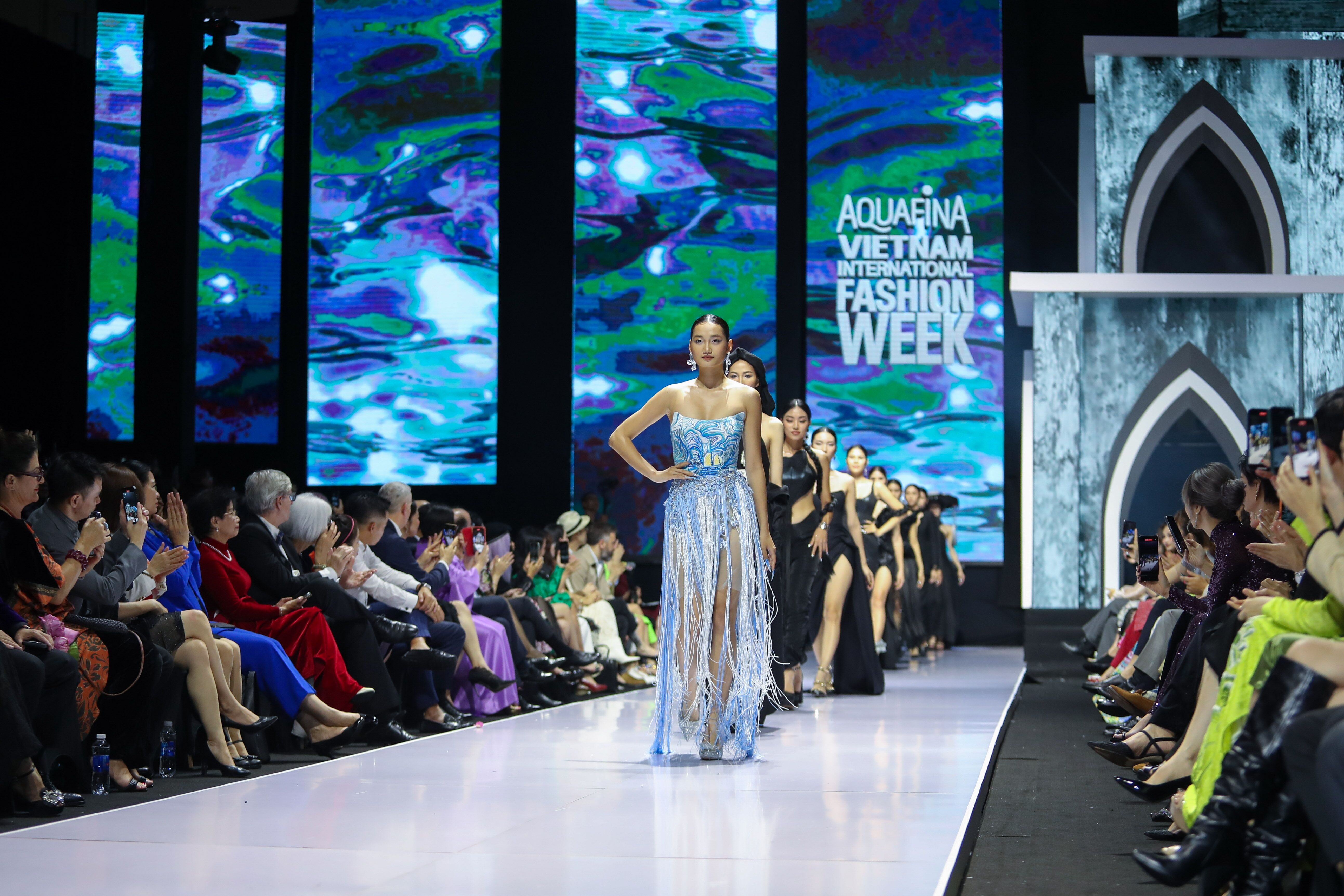 mở màn Aquafina VIFW 2022