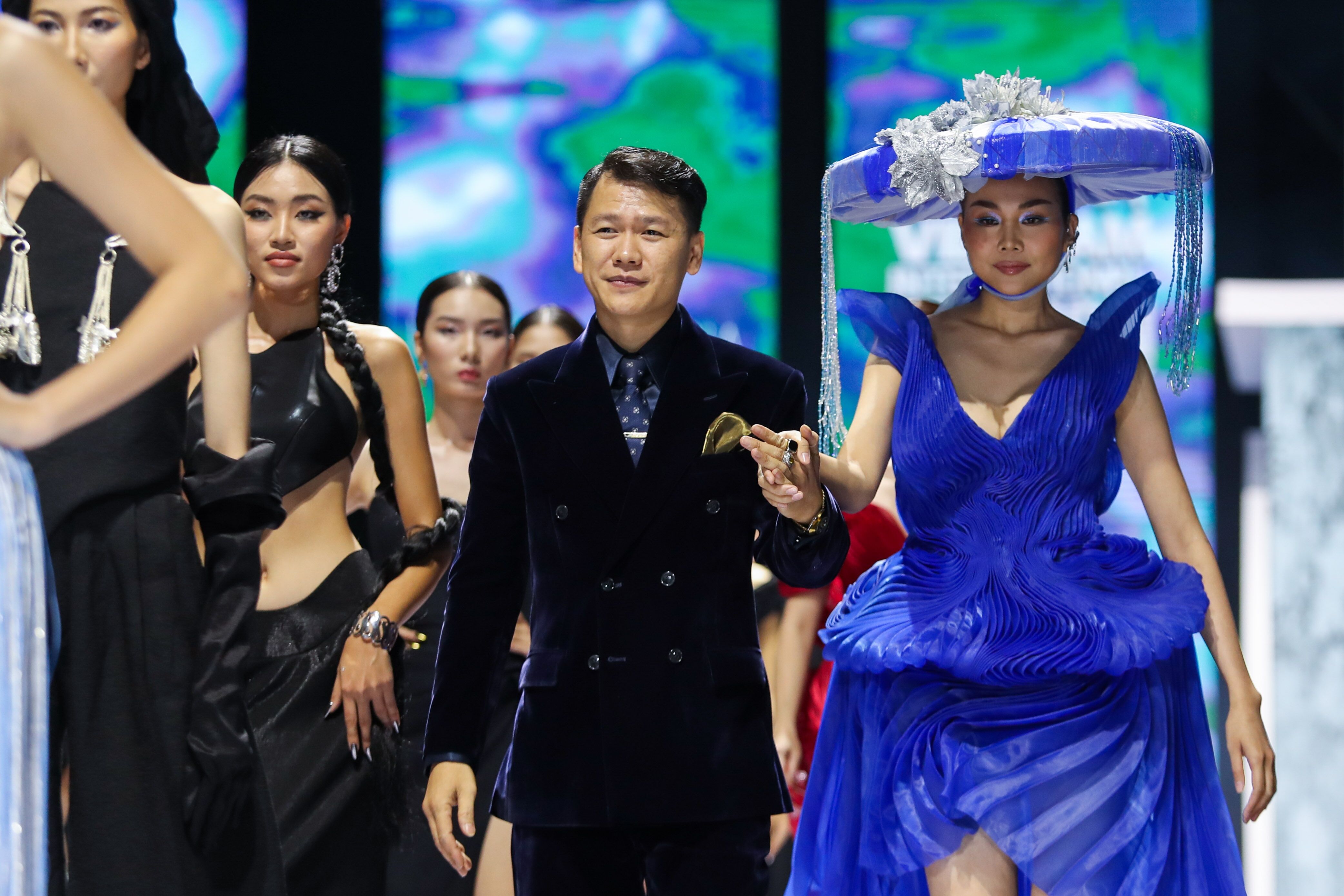 mở màn Aquafina VIFW 2022