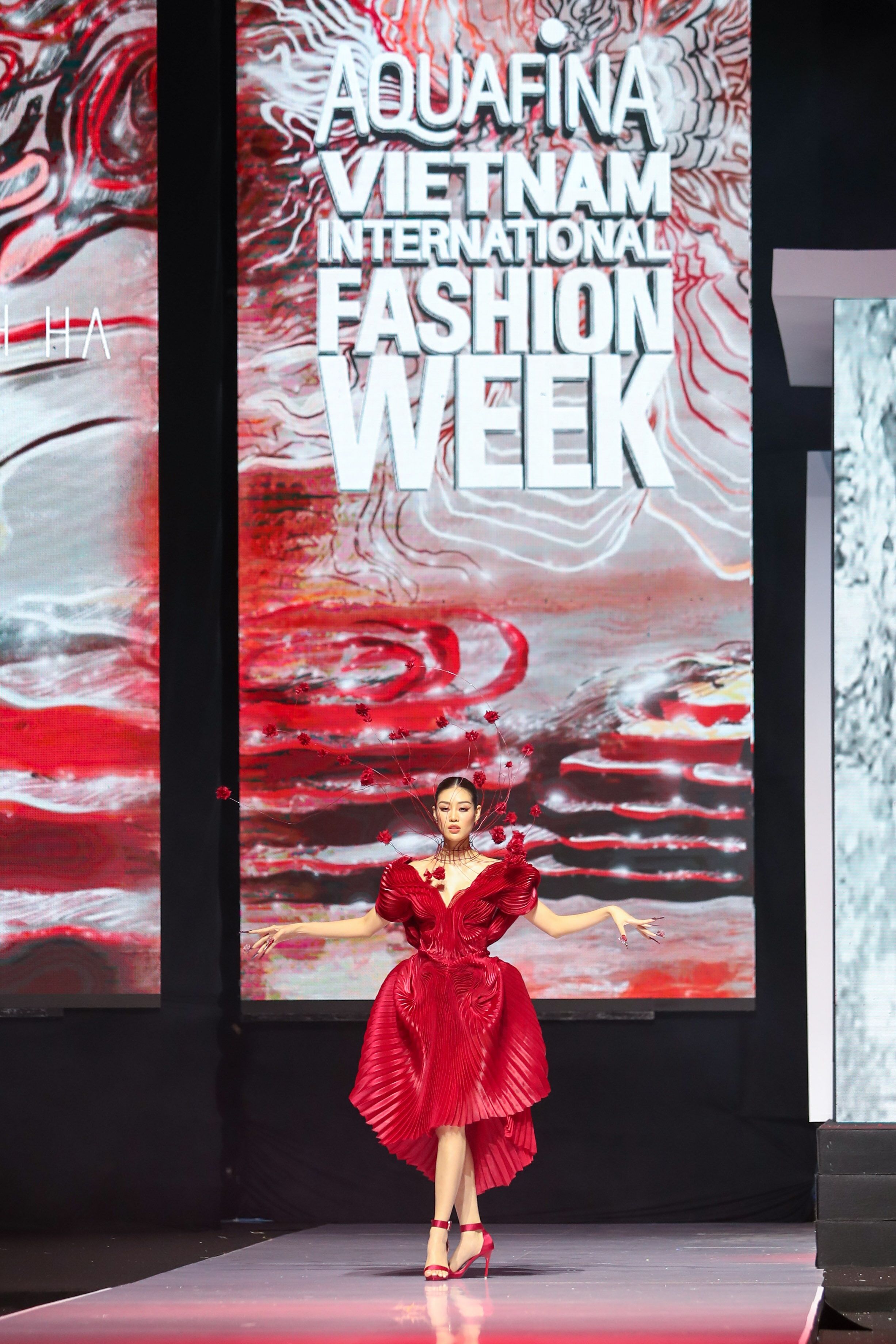 mở màn Aquafina VIFW 2022