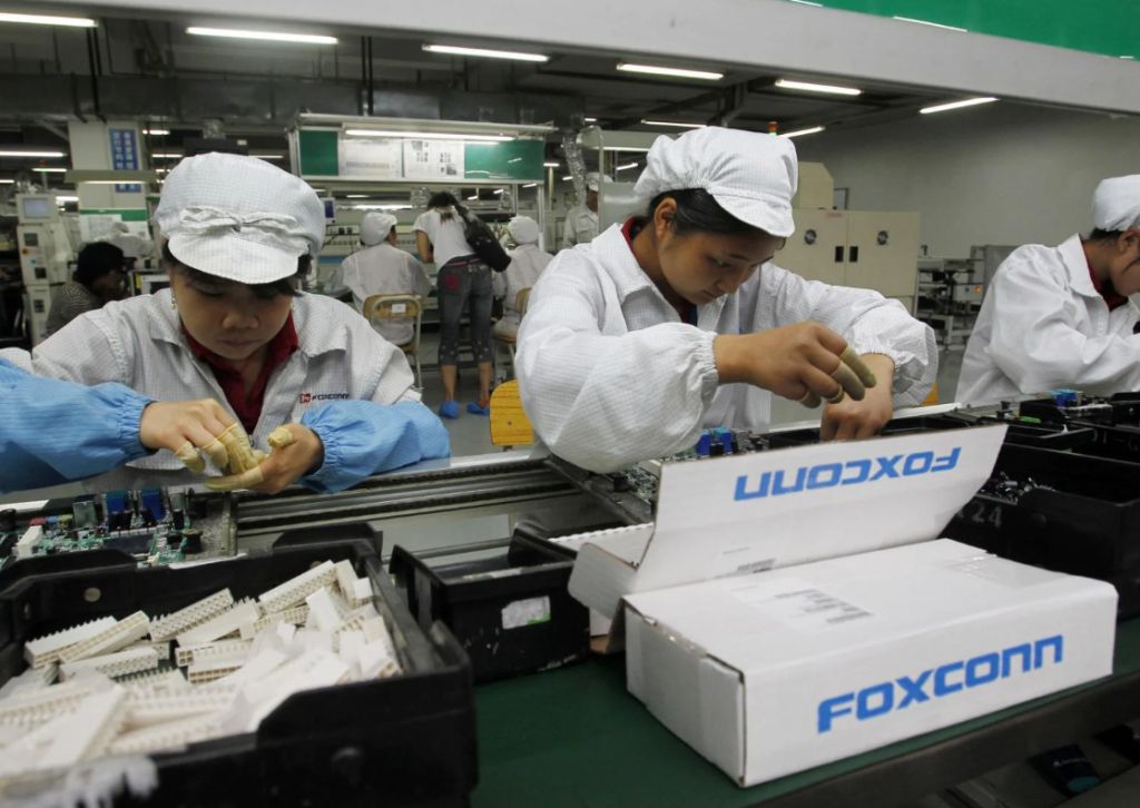 Apple tăng tốc chuyển nhà máy