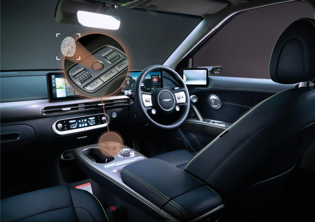 Sau khi vào xe, chủ xe sẽ quét dấu vân tay để khởi động xe