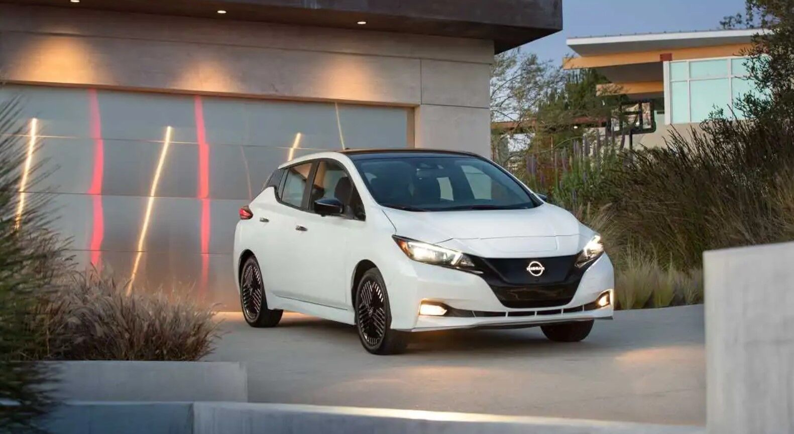 Tesla và Nissan tạo ra những chiếc xe điện đáng tin cậy nhất