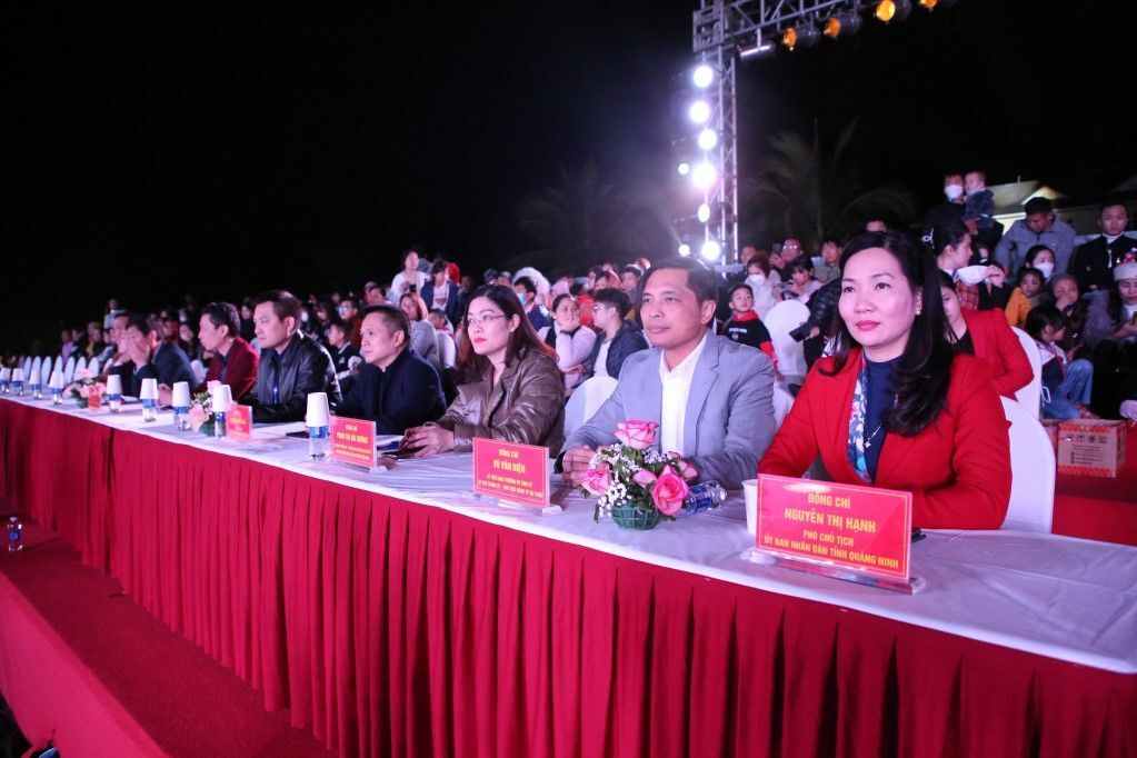 Đồng chí Nguyễn Thị Hạnh, Phó Chủ tịch UBND tỉnh cùng các đại biểu tới dự lễ hội