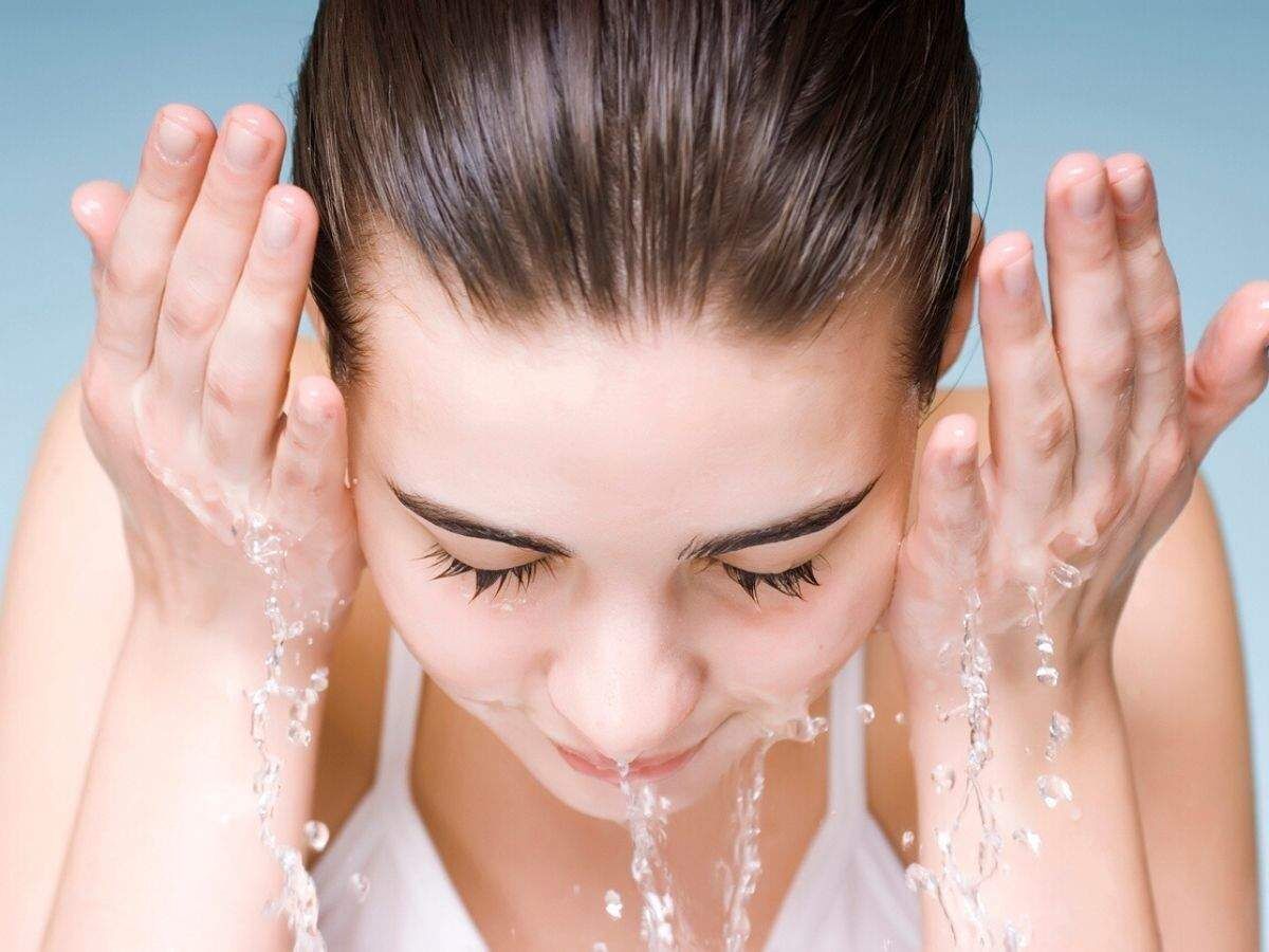 rửa mặt bằng nước