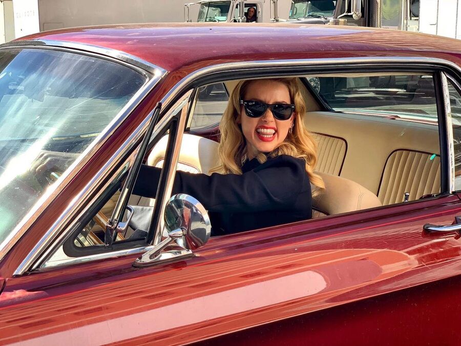 amber heard trong chiếc xe ford mustang 1968 màu đỏ anh đào