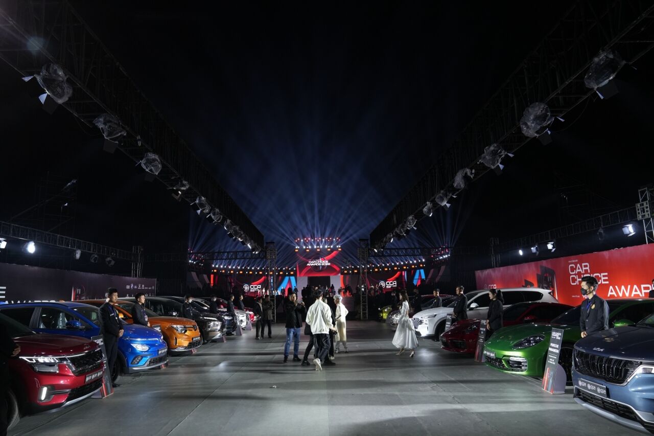Khu vực trưng bày xe tại lễ trao giải CCA 2022