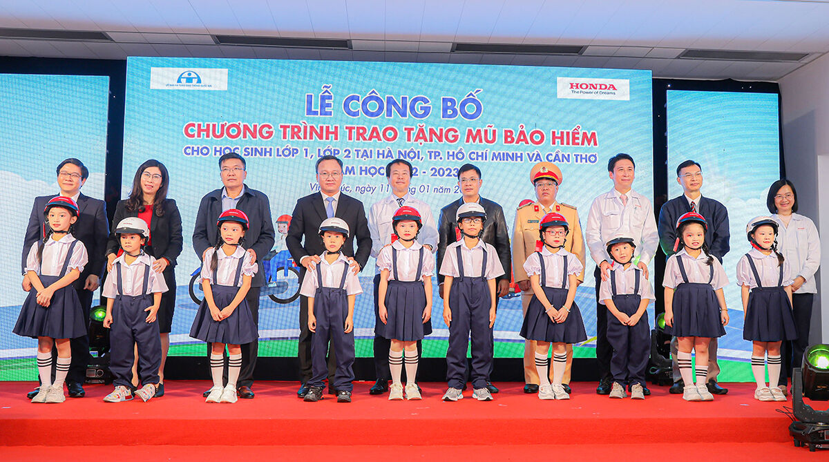 Lễ công bố Chương trình trao tặng khoảng 620.000 mũ bảo hiểm cho học sinh lớp Một và lớp Hai năm học 2022 – 2023