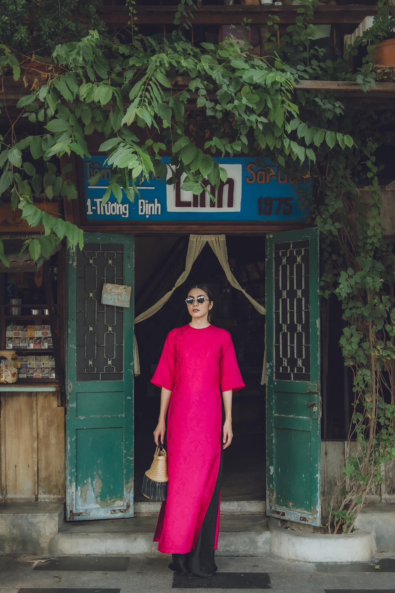 Tăng Thanh Hà diện áo dài