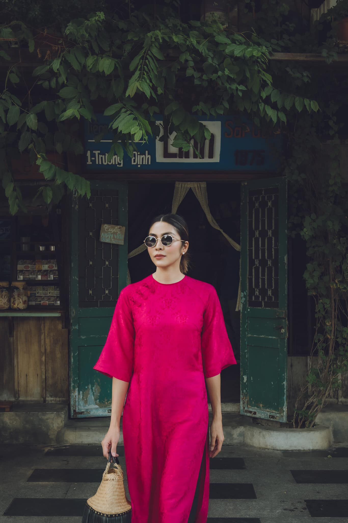 Tăng Thanh Hà diện áo dài