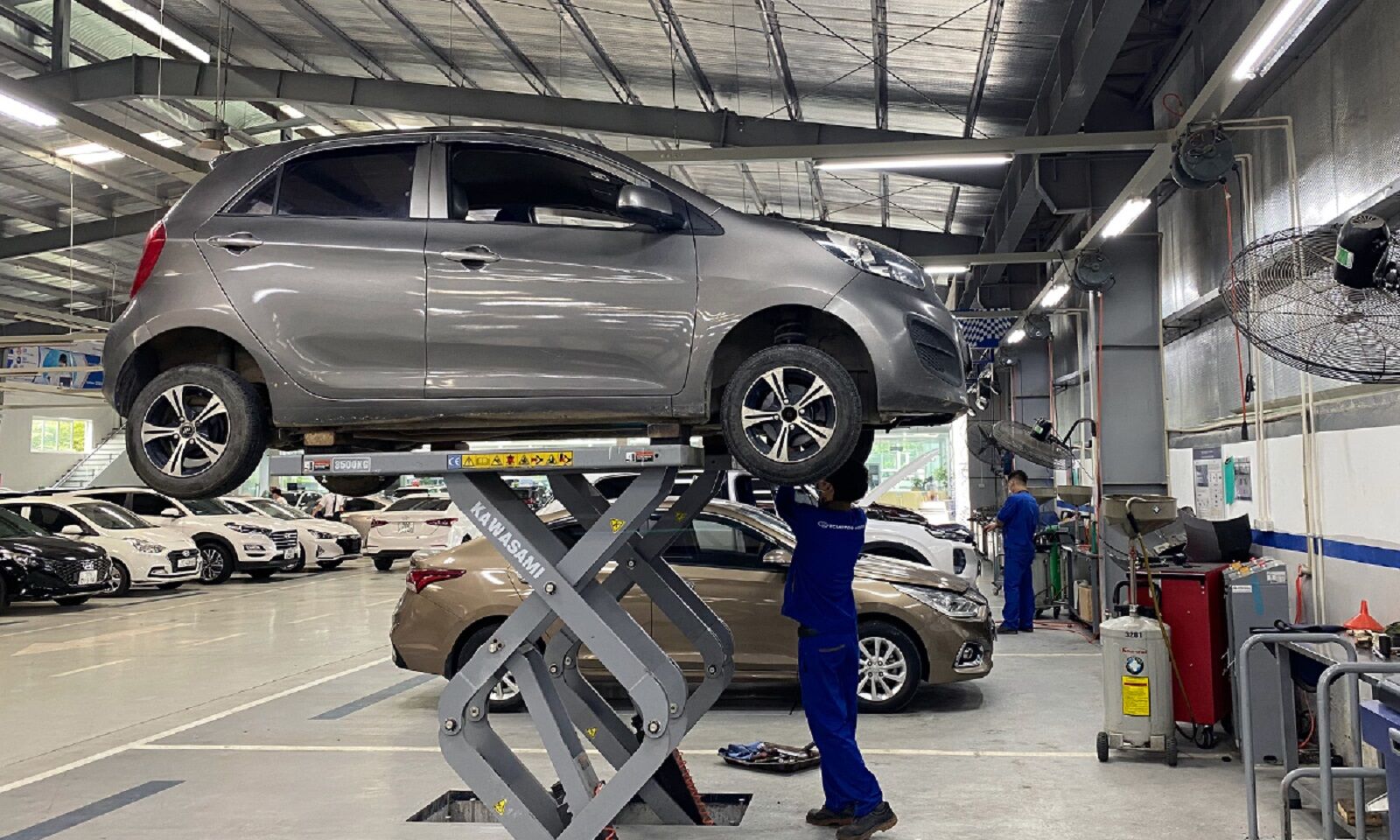 kiểm tra lốp xe