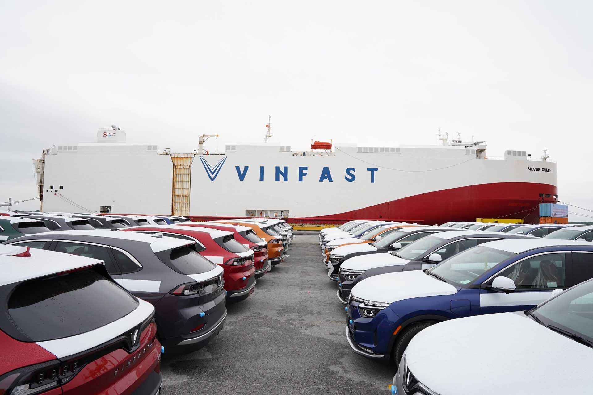 Lô xe VinFast chuẩn bị lên tàu xuất khẩu sang thị trường Mỹ