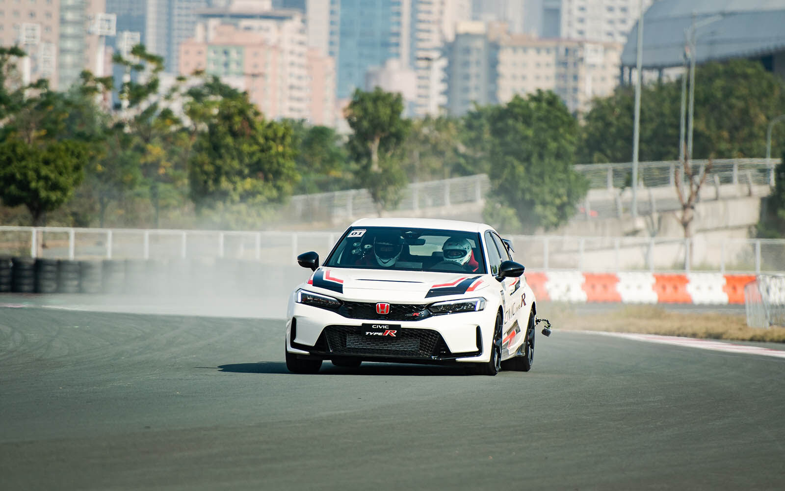 Vận hành không chia sẻ nhiều điểm chung với Honda Civic bản thường
