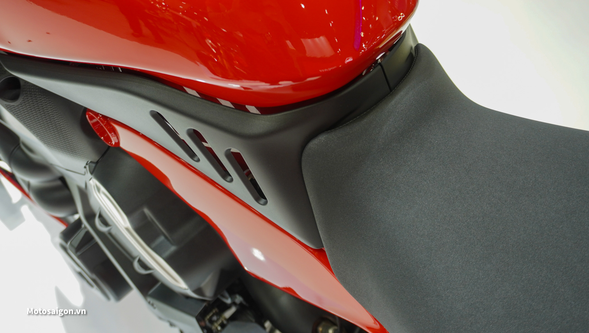 ducati-diavel-v4-desert-x-monster-sp-2023-motosaigon-046.jpg