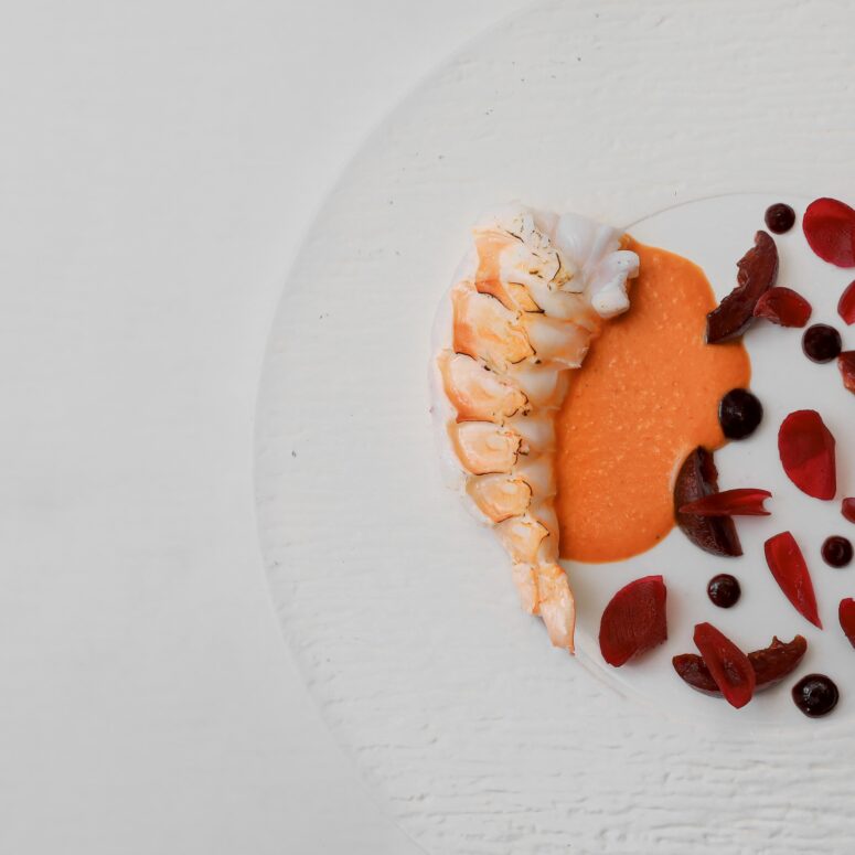 Tôm hùm, xốt ớt chuông đỏ kết hợp cùng củ dền, mận hậu. (Nguồn ảnh: Sam Dining)