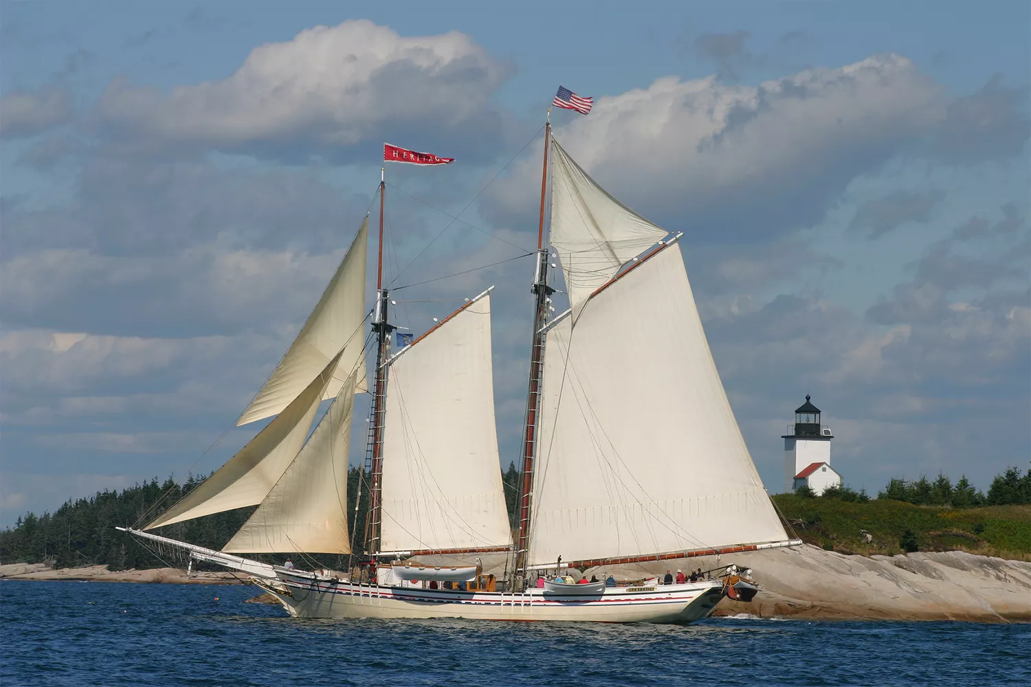 Ngoại thất của chiếc thuyền Schooner Heritage trên mặt nước