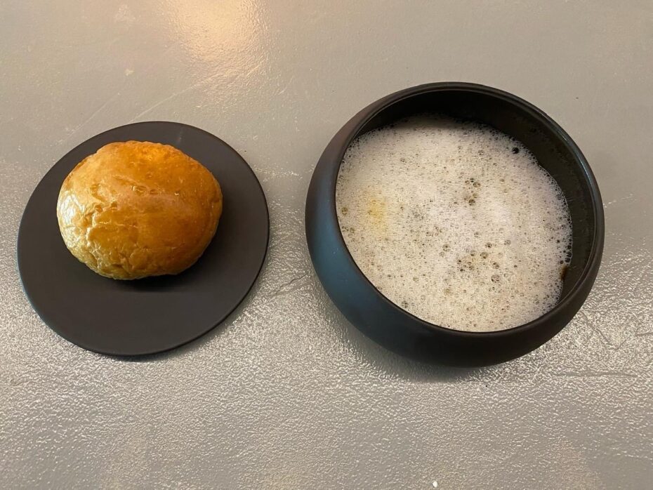Món bánh brioche tự làm ăn kèm cùng xốt nhum truffle với foam sữa của The Monkey Gallery DINING có nét độc đáo rất riêng. (Nguồn ảnh: Hà Chuu)