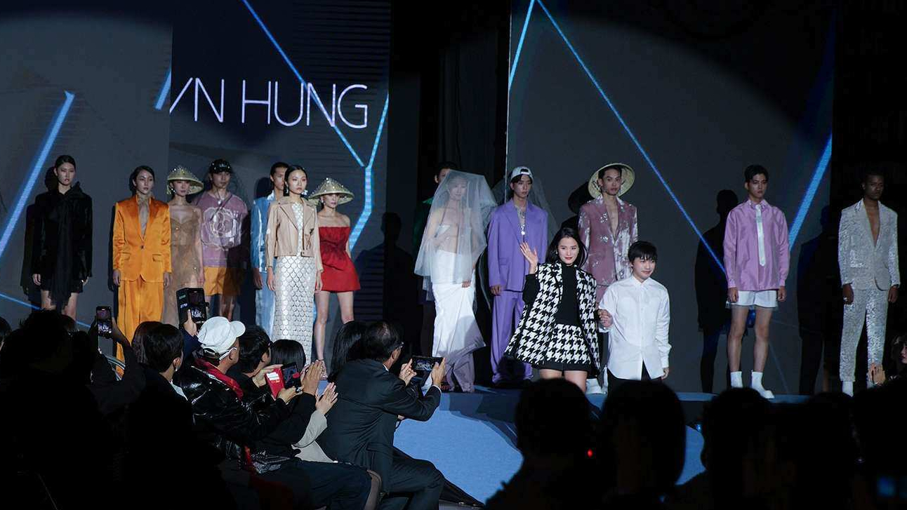 Show TRAN HUNG Xuân Hè 2024 diễn ra tại Gangnam Fashion Festa 2023