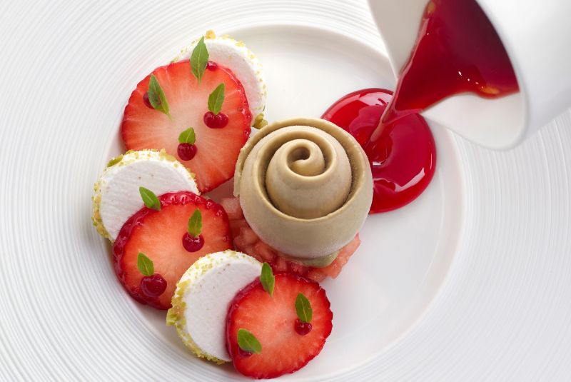 Dâu tây Shizuoka Pavlova với quả hồ trăn chantilly và kem quả hồ trăn Iran, ăn kèm với nage dâu tây và dầu ô liu arbequina