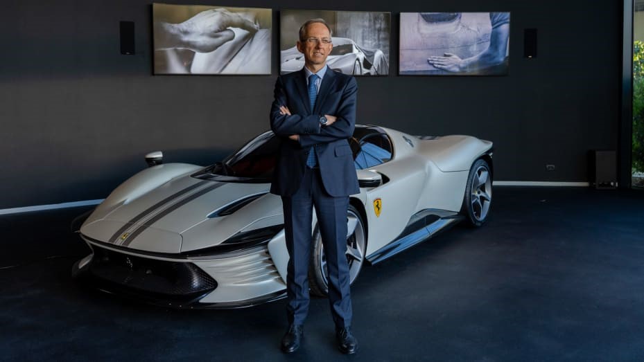 “Sở hữu một chiếc Ferrari là một dạng trải nghiệm. Trải nghiệm này thậm chí đã bắt đầu ngay từ lần đầu tiên bạn nhìn thấy một chiếc Ferrari ngoài đời. Đó không phải là thứ có thể dễ dàng có được.”