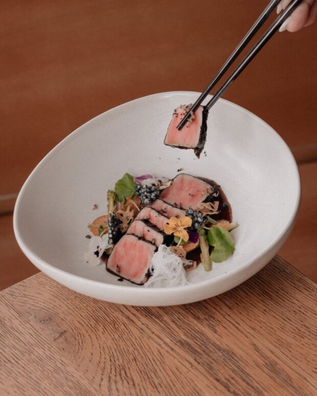 Luiz Hara, tác giả cuốn sách Nikkei Cuisine: Japanese Food the South American Way nhận định: “Ẩm thực Nhật Bản khi được giao thoa cùng ẩm thực Nam Mỹ thực sự tỏa sáng”.