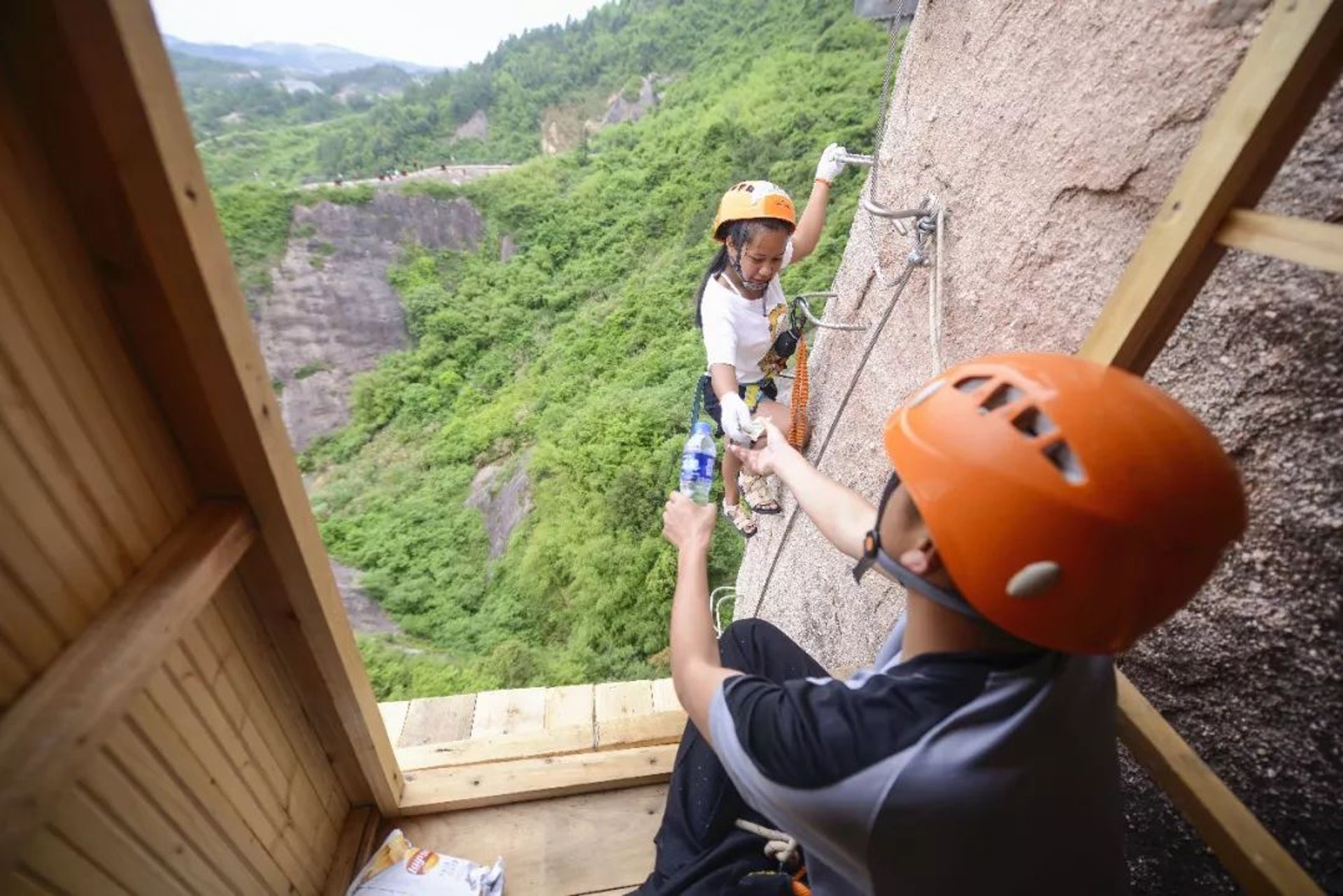 cua-hang-tien-loi-tren-vach-nui-ivivu-2