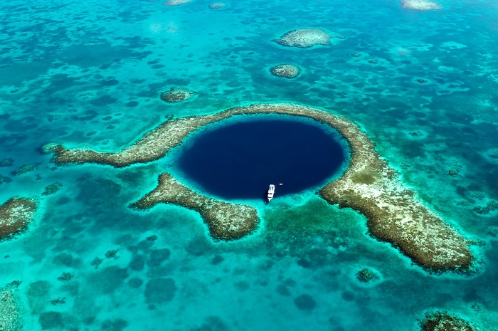 Hố Xanh Lớn giữa lòng đảo san hô Lighthouse Reef. Ảnh: belizetravelmag