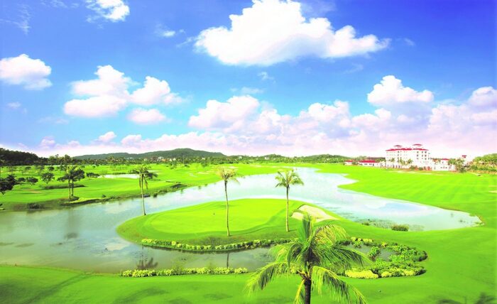 Khung cảnh thiên nhiên tại địa điểm này vô cùng thơ mộng với núi, sông hùng vĩ. Ảnh: golfnet.vn