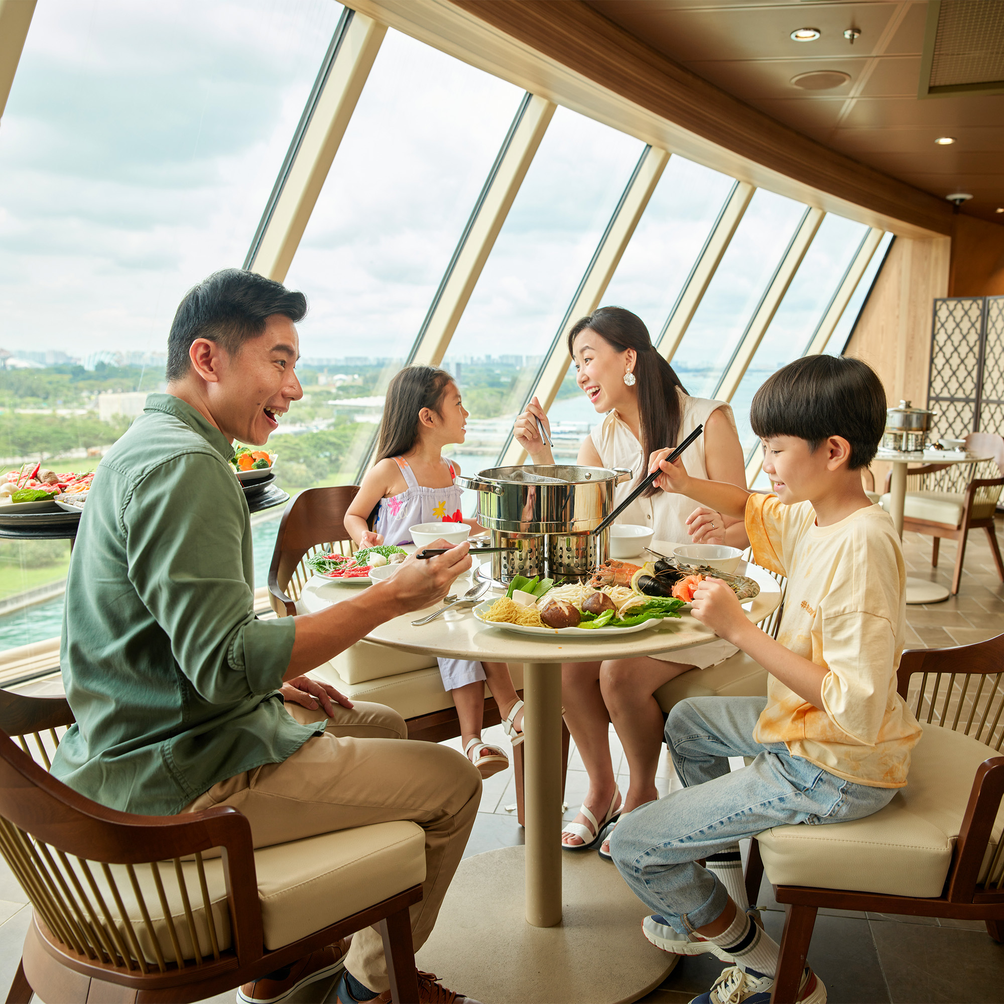 Nhà hàng Solarium Bistro trên du thuyền.