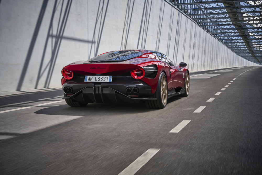 Alfa Romeo ra mắt siêu xe mới: 33 Stradale