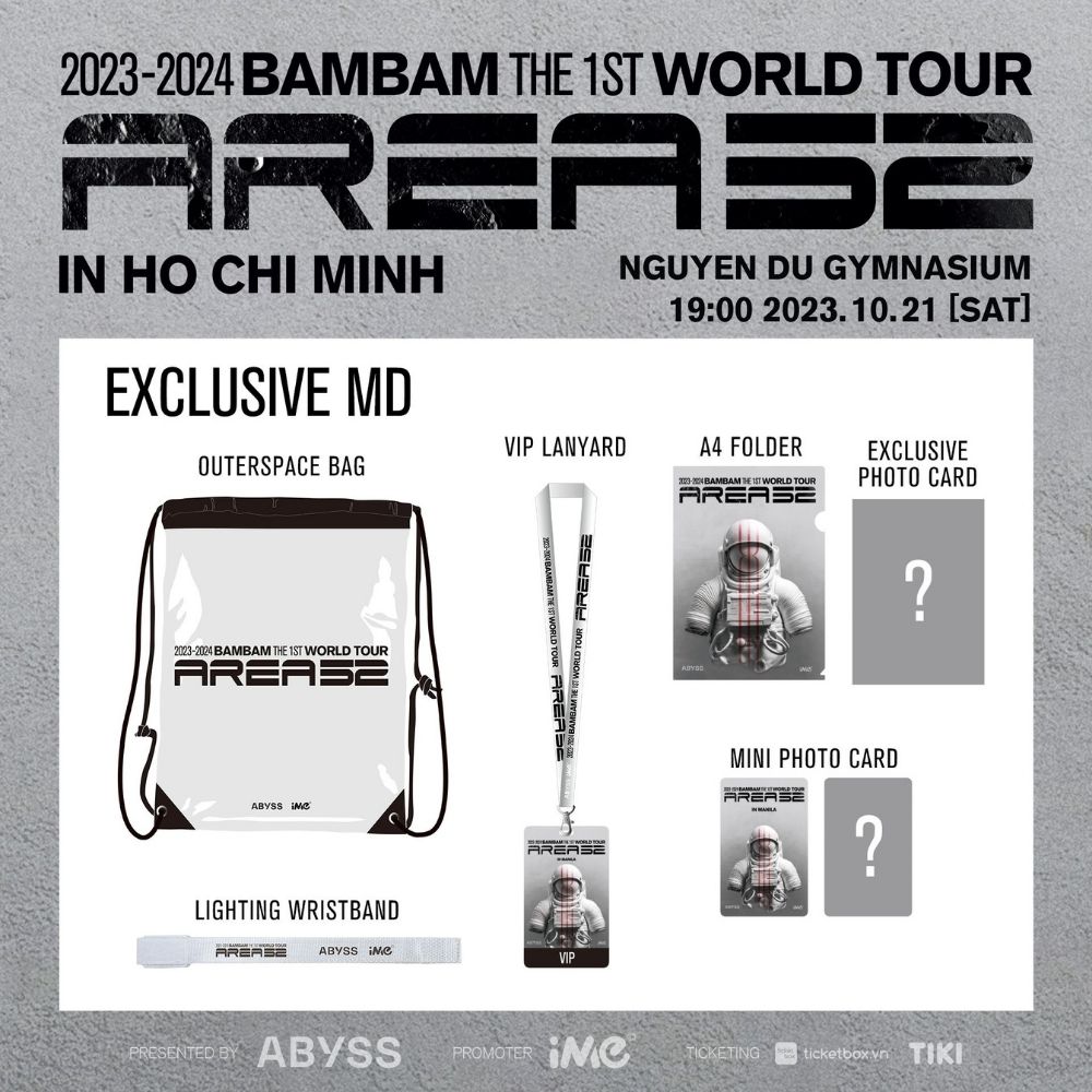túi Outer-Space, một dây đeo thẻ, một vòng đeo tay, một photo card độc quyền, một bìa A4 và một mini photo card