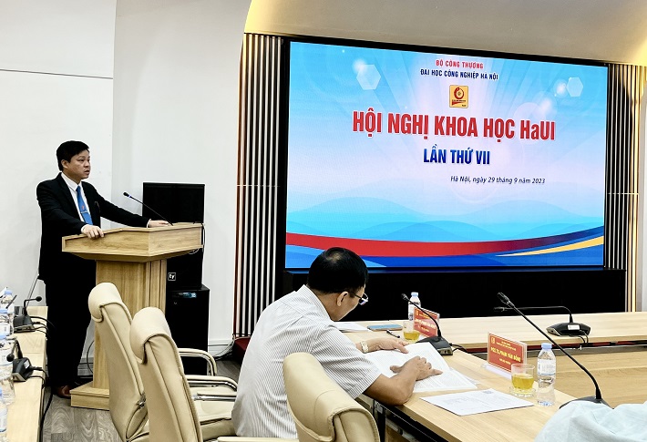 PGS.TS. Phạm Văn Đông - Phó hiệu trưởng Trường ĐH Công nghiệp Hà Nội phát biểu khai mạc Hội nghị.