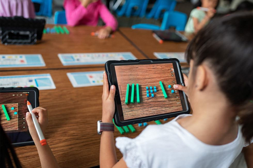 Một học sinh đang sử dụng iPad trong lớp học.