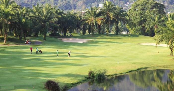 Mỗi hố golf đều ẩn chứa những thử thách thú vị dành cho người chơi. Ảnh: klook
