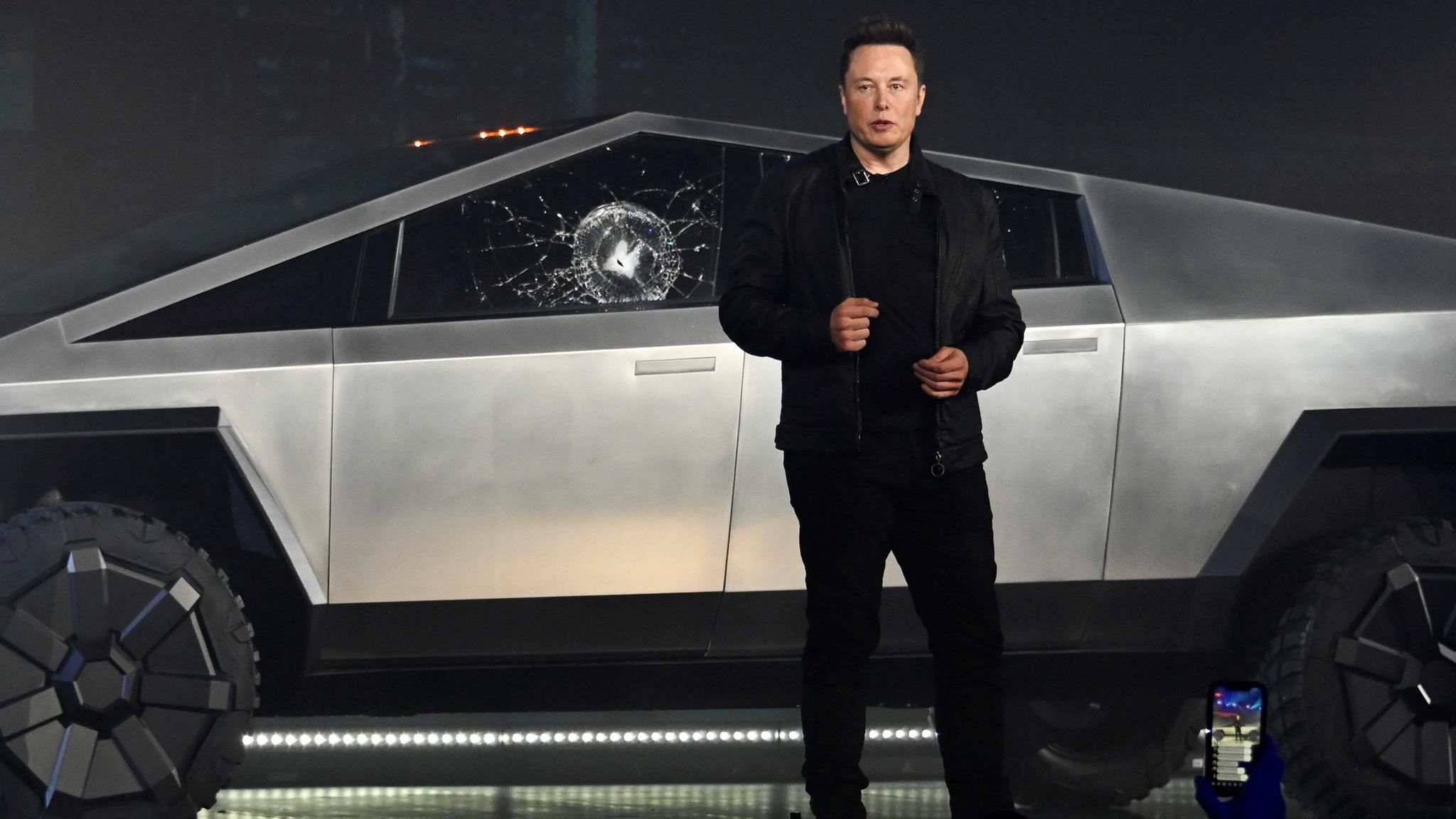 Elon Musk cảnh báo về xe bán tải động cơ điện Cybertruck của Tesla