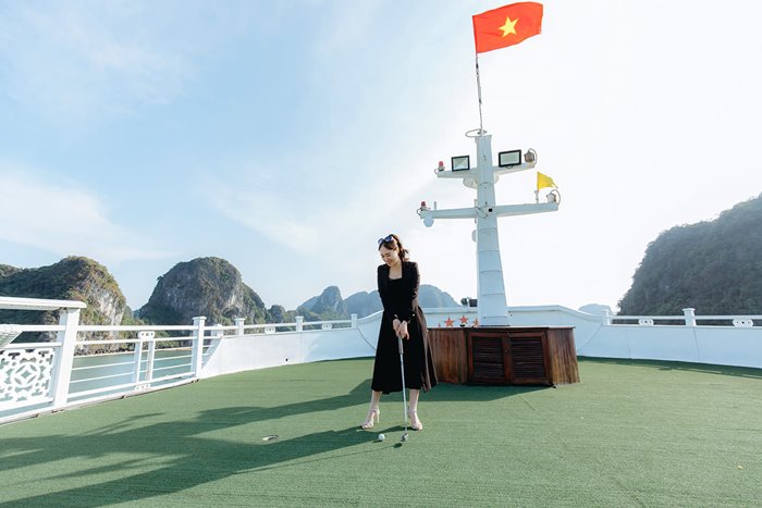 Sundeck rộng rãi với sân golf mini