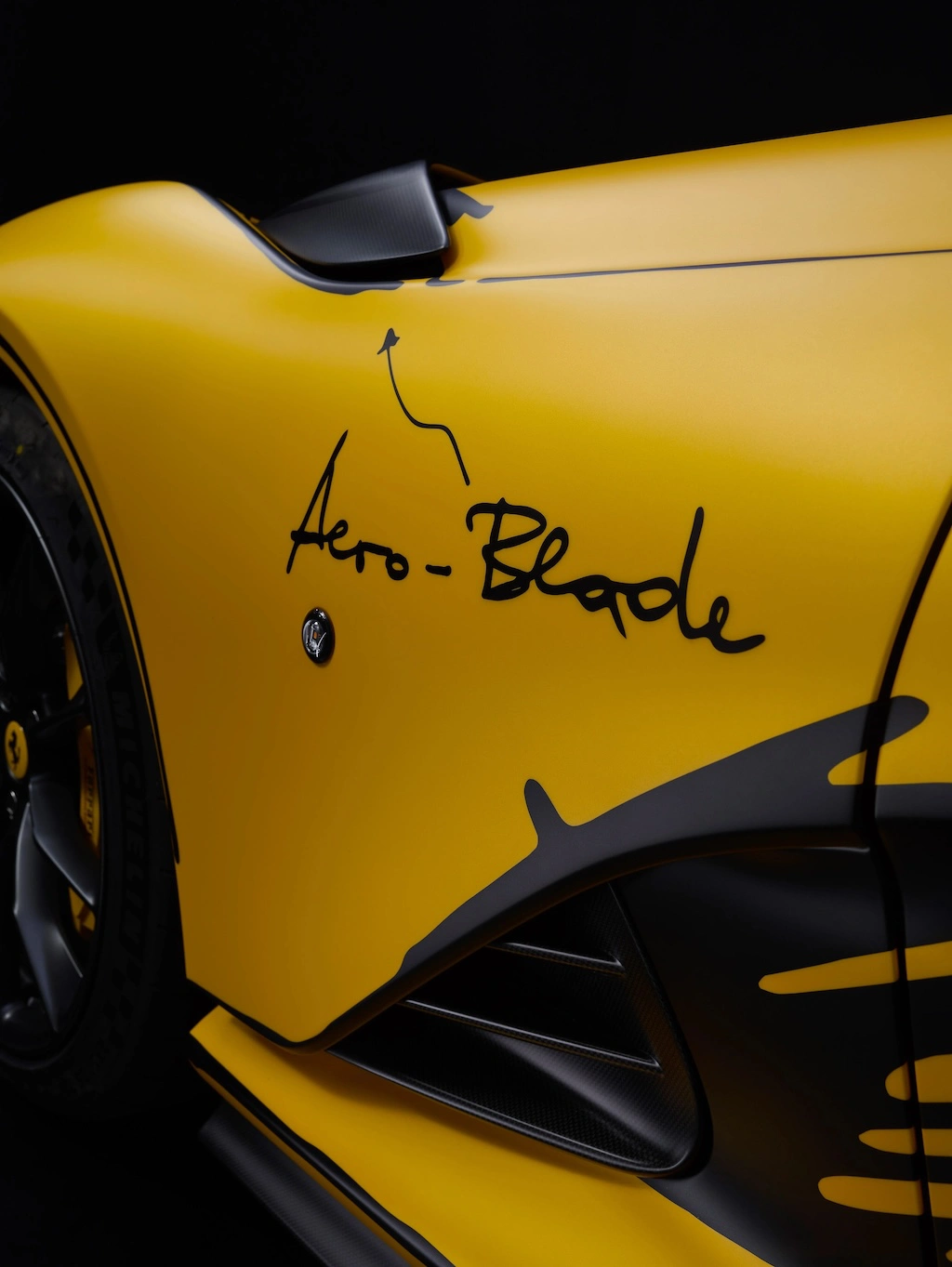 Siêu phẩm Ferrari 812 Competitionizione Tailor Made 