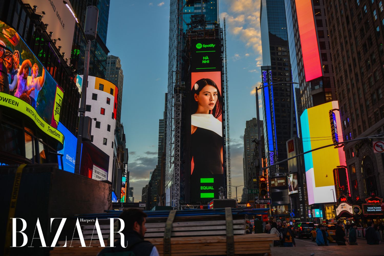 Hà Nhi vỡ òa hạnh phúc khi được xuất hiện trên Quảng trường Thời Đại (New York).