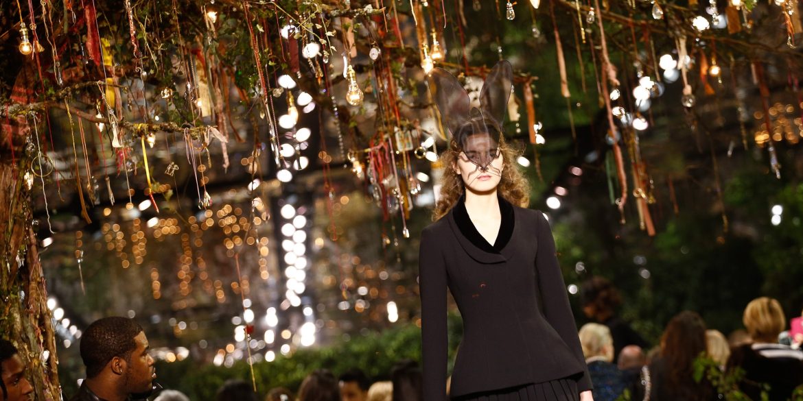 Không khí Halloween cùng Christian Dior Couture Spring 2017 lịch sử