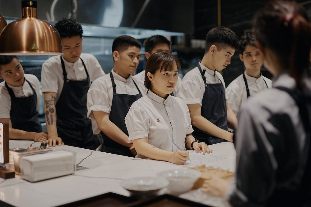 Đầu bếp Sam Trần cùng đội ngũ tại nhà hàng GIA Restaurant.