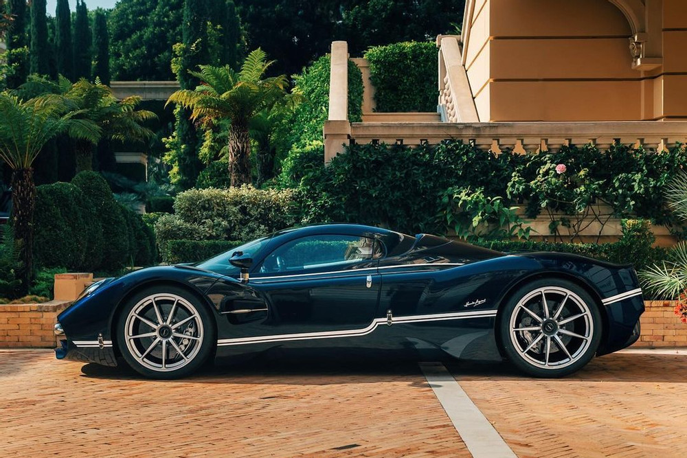 Siêu xe Pagani Utopia hơn 2 triệu USD đầu tiên được bàn giao cho khách hàng