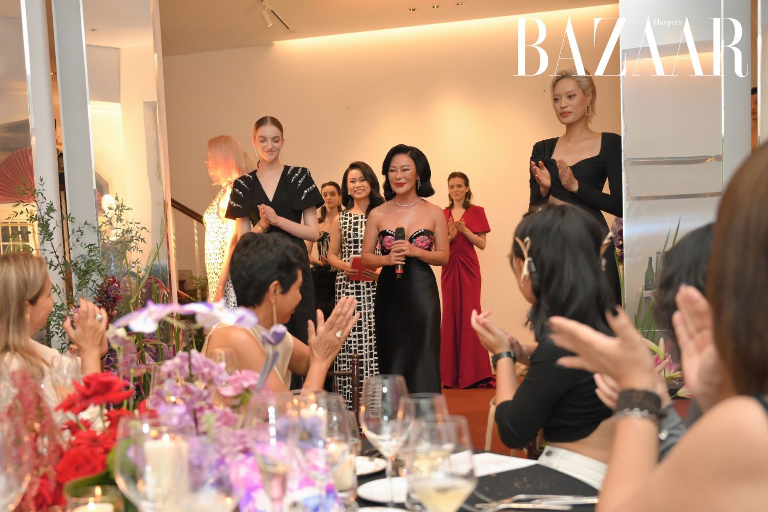 Mãn nhãn với Mini Fashion Show: Bất Ngờ Dành Tặng Khách Mời