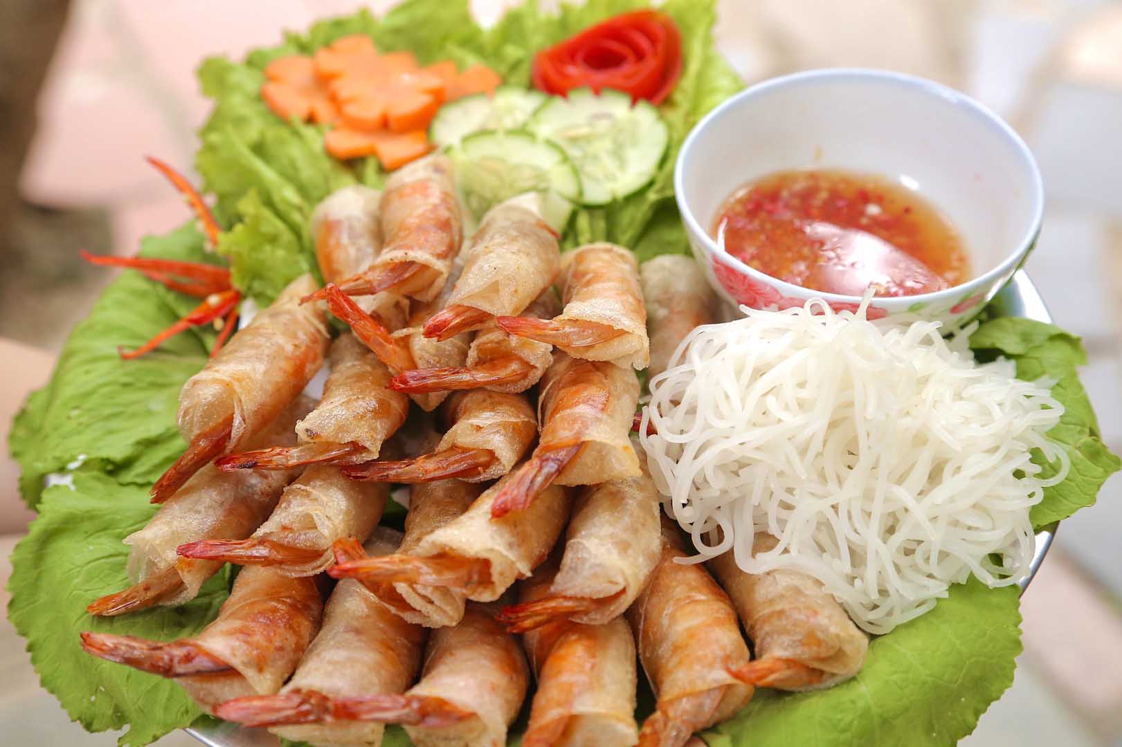 Bữa ăn với chả ram tôm đất Nhất Vị