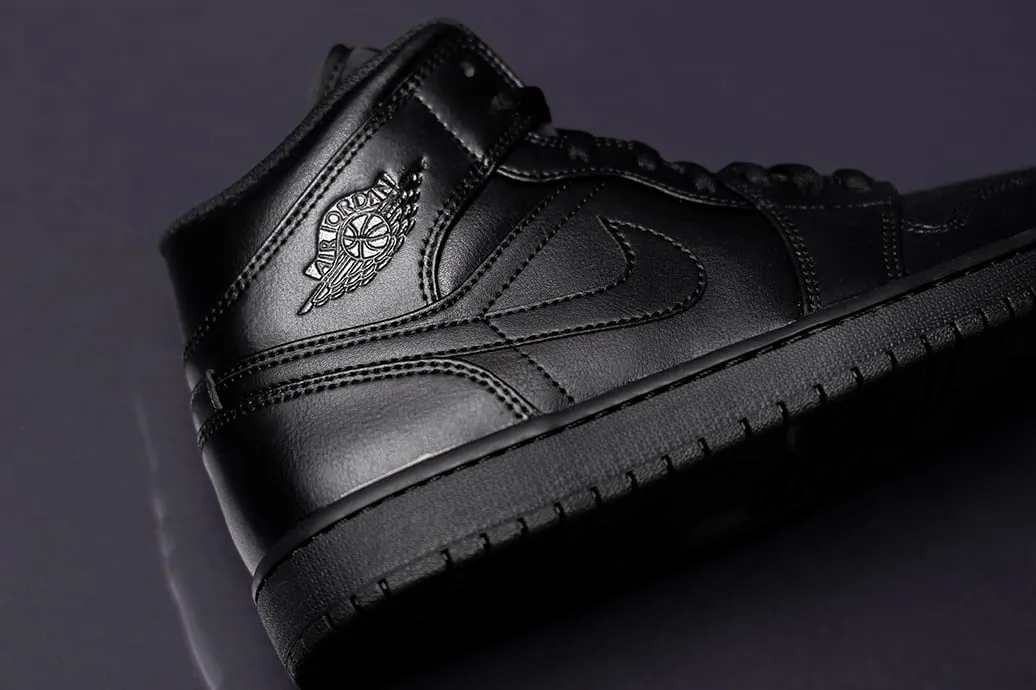 giày Sneaker màu Triple Back