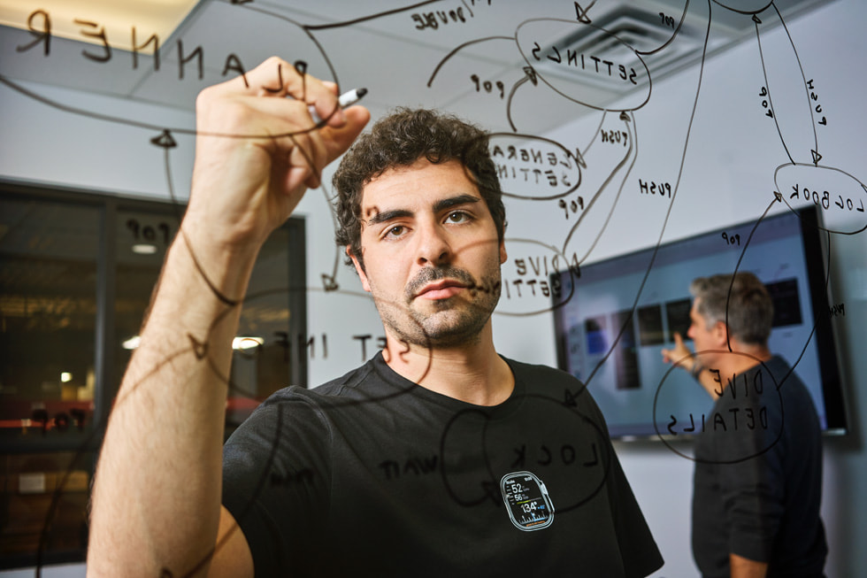 Niccolò Consolazio viết trên một tấm bảng trắng.